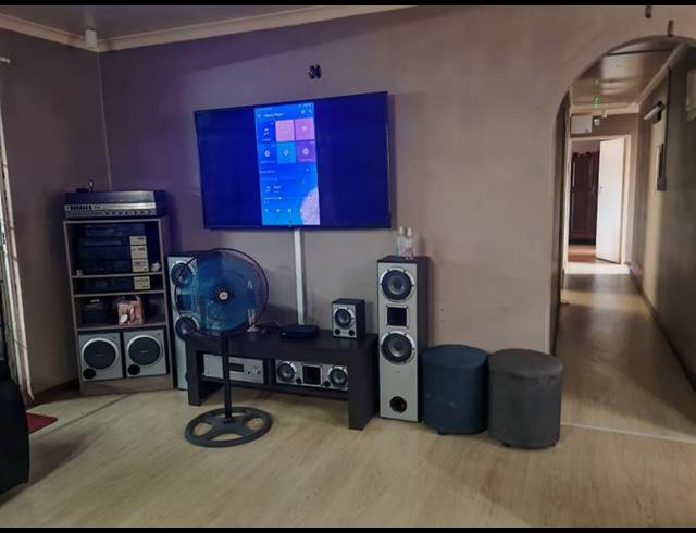 3 BEDROOM HOUSE FOR SALE IN CRAIGIEBURN